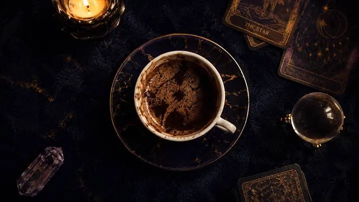 Online kahve falı için kahve fincanı ve mistik semboller